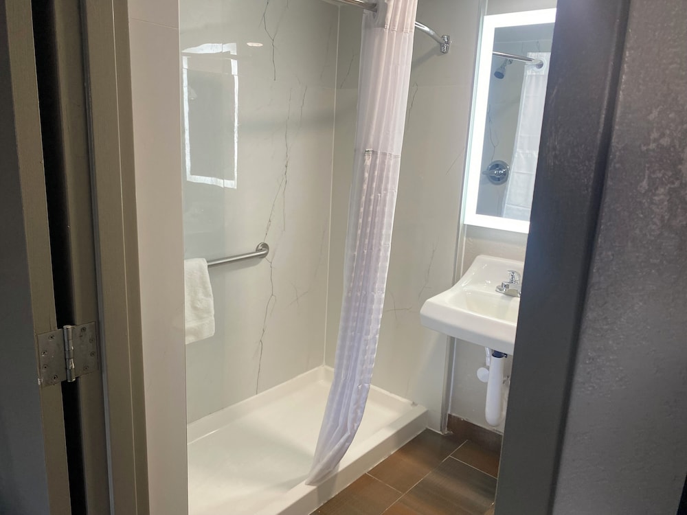Room, 1 King Bed, Non Smoking (Shower Only) - Photo 4