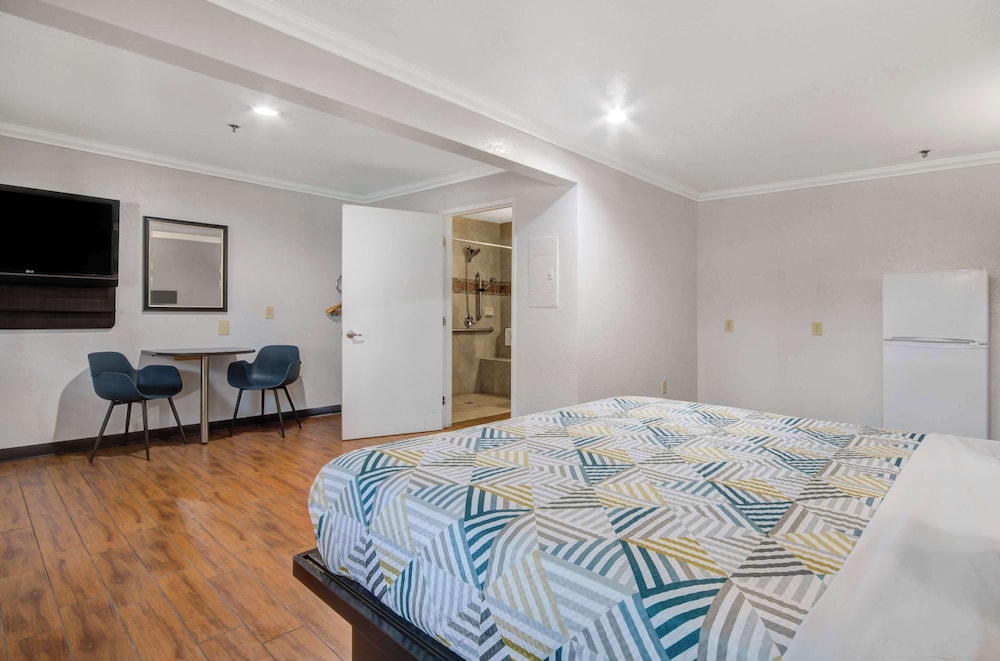 Deluxe Room, 1 King Bed, Non Smoking photo 2