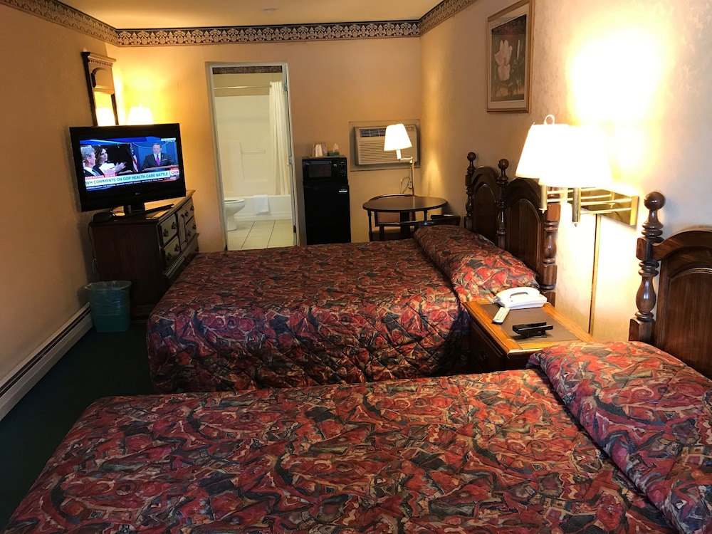 Deluxe Room, 2 Queen Beds, Refrigerator & Microwave photo 2