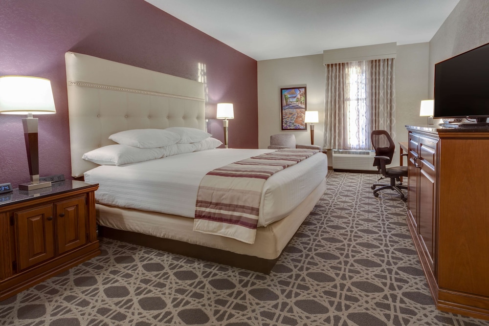 Deluxe Room, 1 King Bed, Accessible, Refrigerator & Microwave (Tub, Upper Floor) photo 1