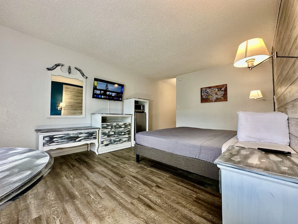 Basic Single Room, 1 King Bed, Non Smoking photo 2