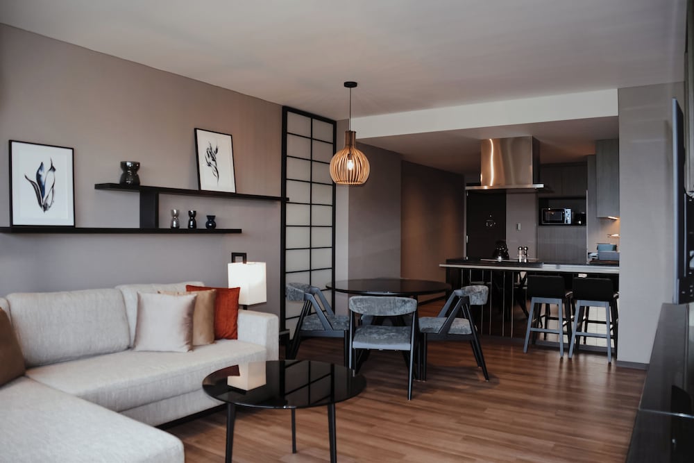 Suite, 1 Bedroom - Photo 1