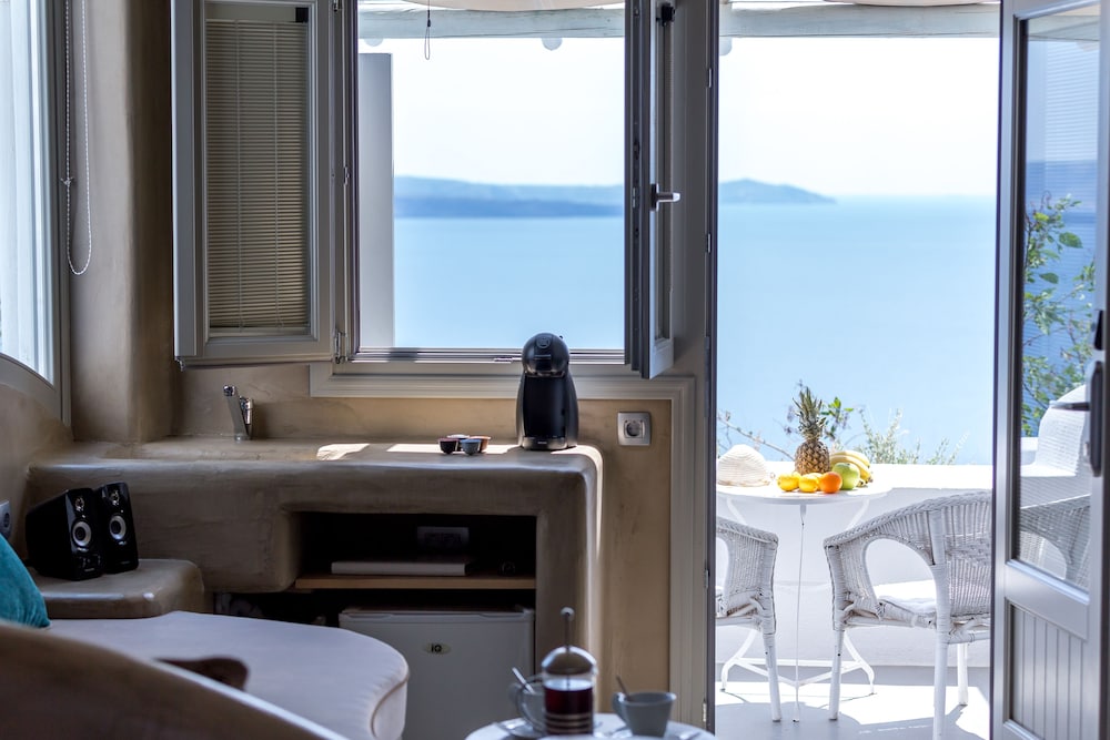 Junior Suite with Outdoor Hot Tub and Caldera view - Photo 5