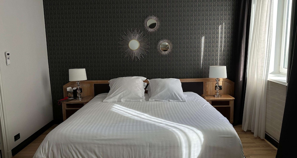 Standard Room, 1 King Bed, Non Smoking - Photo 1