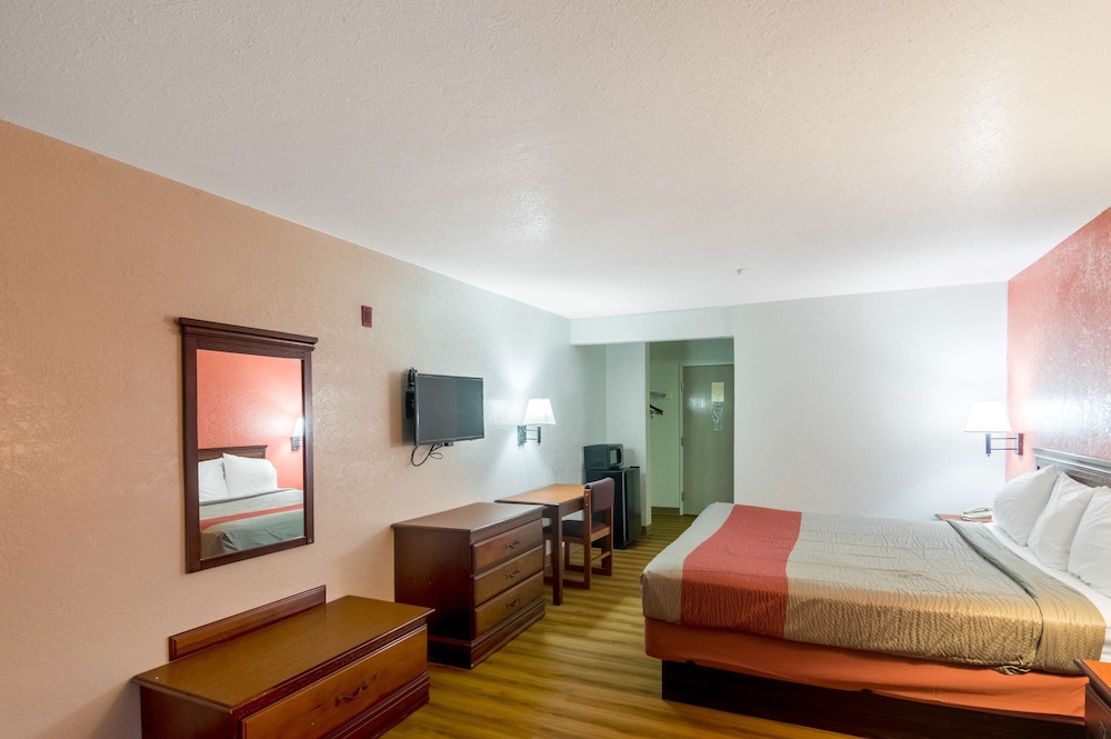 Standard Room, 1 King Bed, Non Smoking - Photo 2
