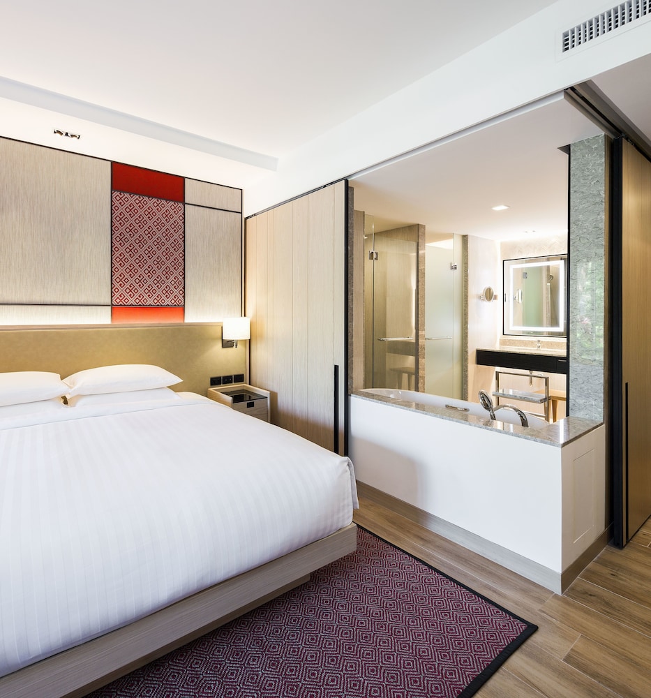 Deluxe Room (1 King Bed) - Photo 5