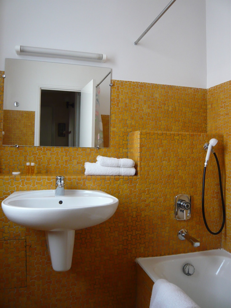 Standard Double Room - Photo 3