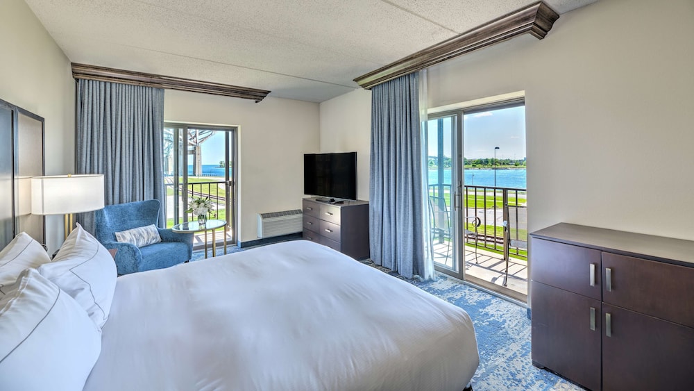 Premium Room, 1 King Bed, River View, Corner photo 2