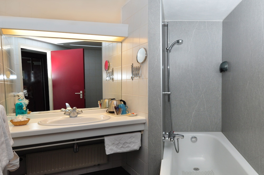 Deluxe Triple Room, 3 Twin Beds - Photo 11