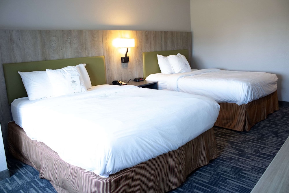 Room, 2 Queen Beds, Non Smoking - Photo 1