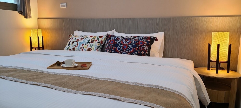Deluxe Suite, 1 Bedroom Suite, 1 King Bed, Balcony - Photo 3