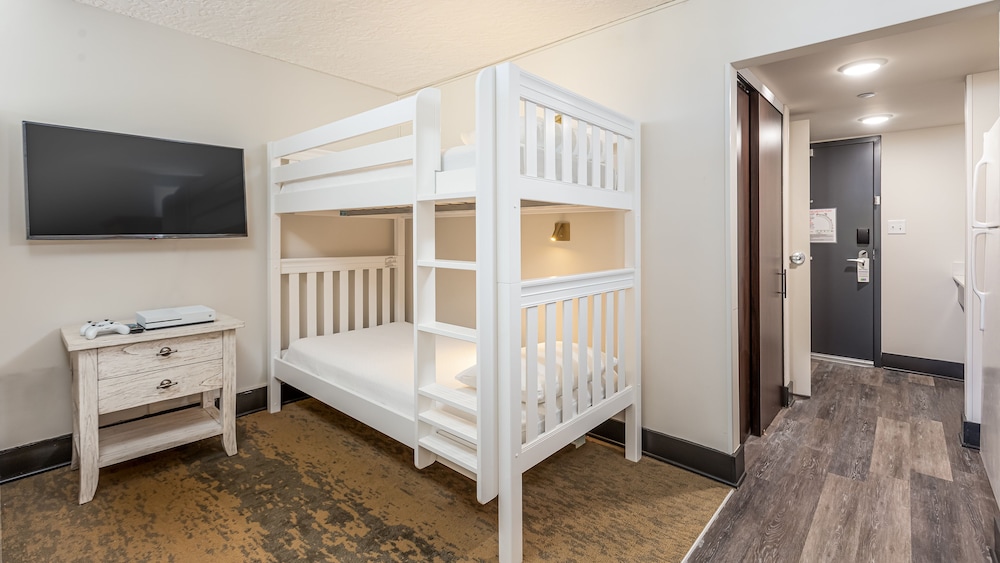 Standard Room, Multiple Beds - Photo 3