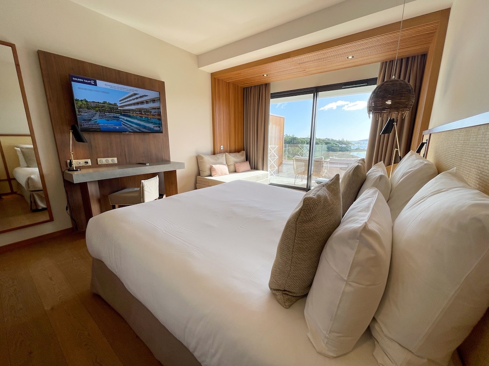 Deluxe Room, 1 King Bed, Balcony, Sea View - Photo 2