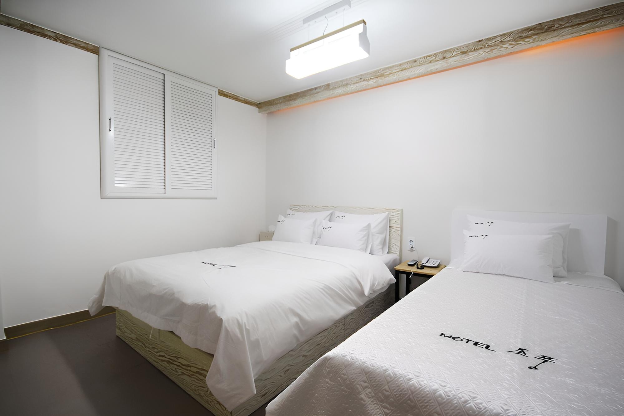 Room (VIP (Twin Bed)) - Photo 13