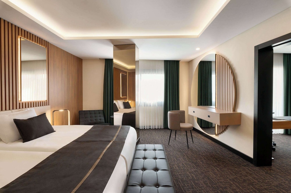 Junior Suite, 1 King Bed, City View - Photo 1