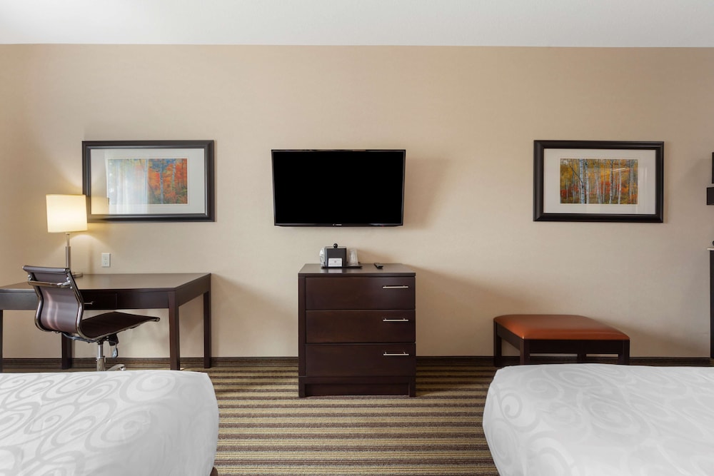 Family Suite , 1 King Bed and Separate Room with 2 Twin Beds photo 2