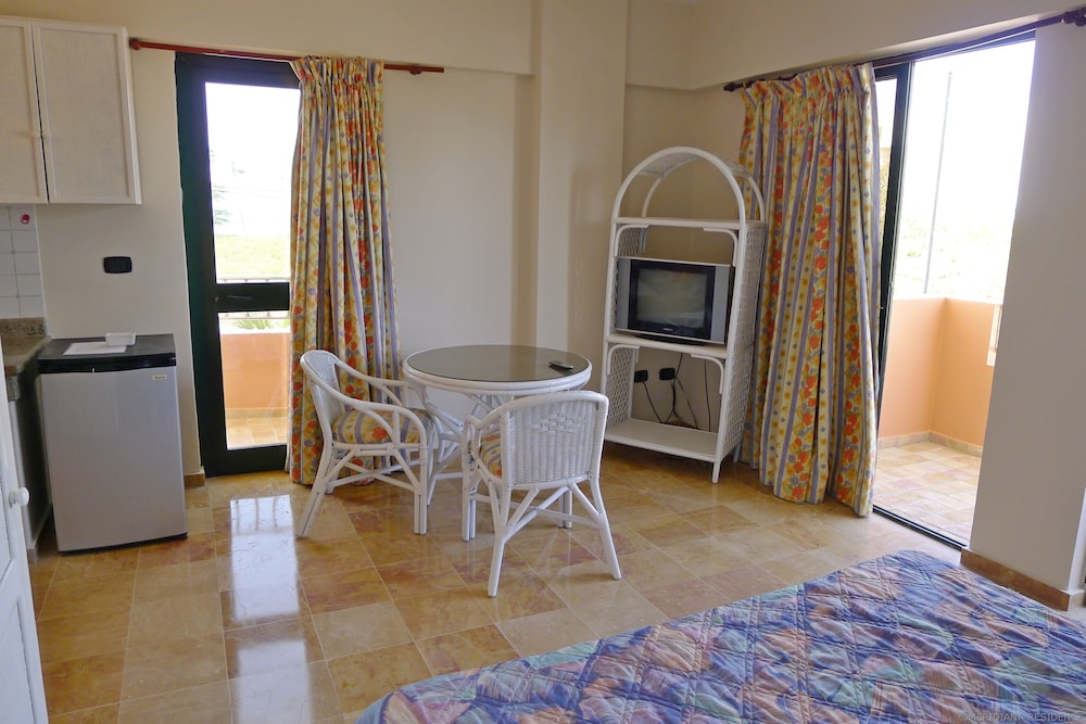 Basic Studio, 1 Queen Bed, Partial Sea View photo 3