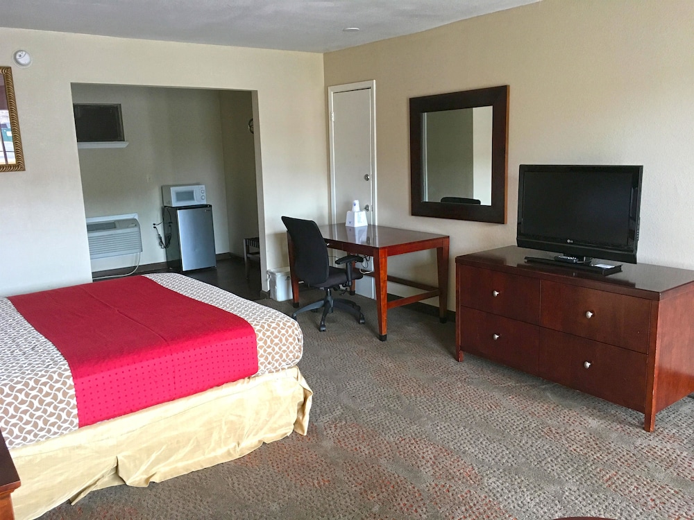 Room, 1 King Bed, Smoking photo 2