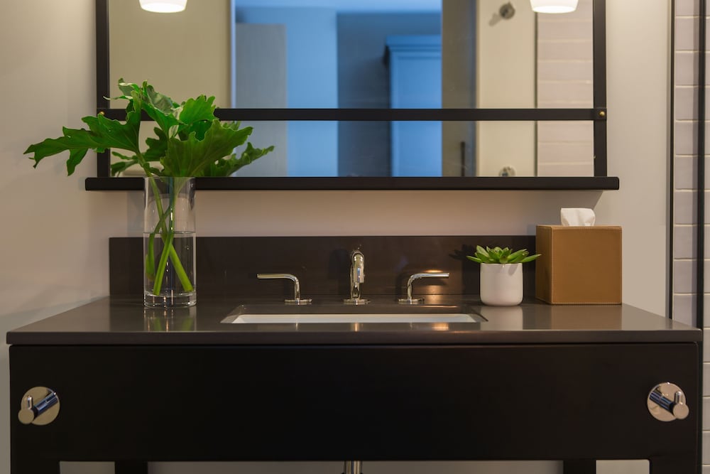 Room, 1 King Bed (Hollywood Sign View, High Floor) thumbnail 6