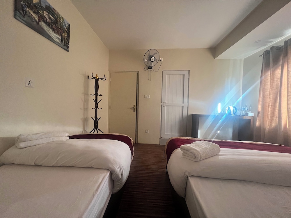 Standard Twin Room - Photo 3