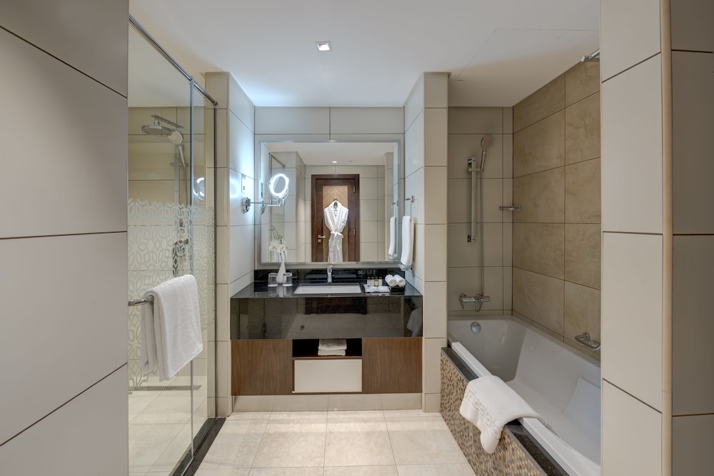 Three Bedroom Apartment Canal View thumbnail 6