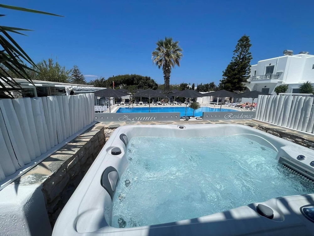 Luxury Triple Room, 1 Bedroom, Hot Tub, Pool View