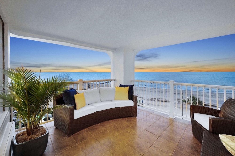 Room, 1 King Bed, Ocean View, Corner (Balcony)