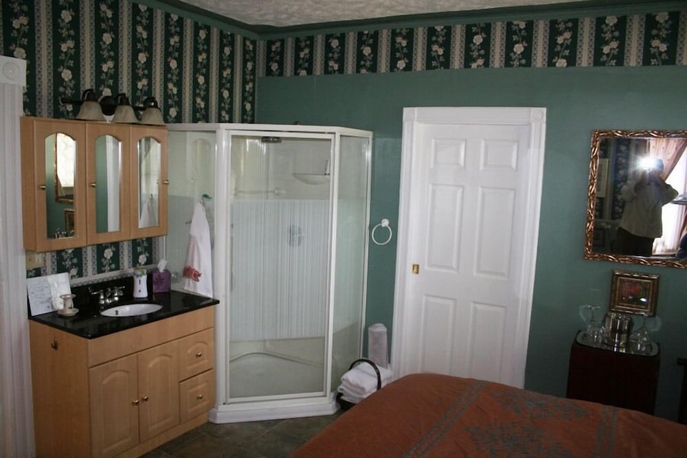 Room, 1 Queen Bed, Ensuite (Captains Room) photo 3