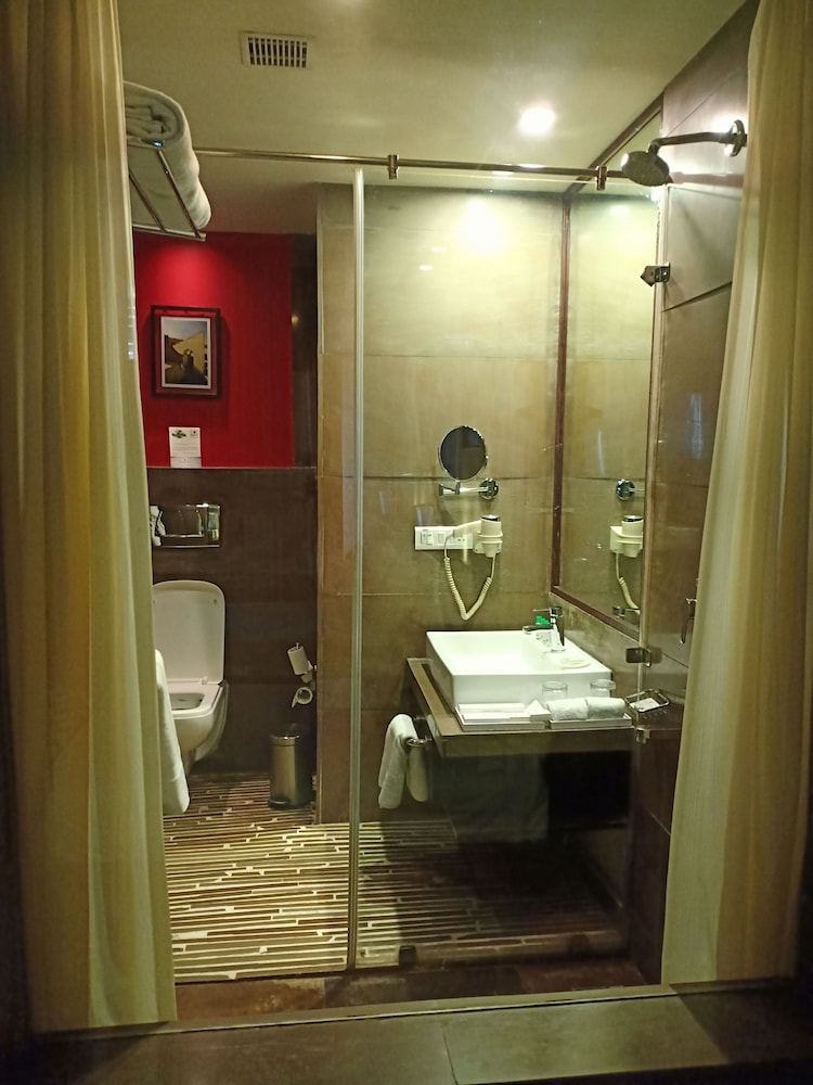 Deluxe Room, 1 King Bed, Non Smoking - Photo 3