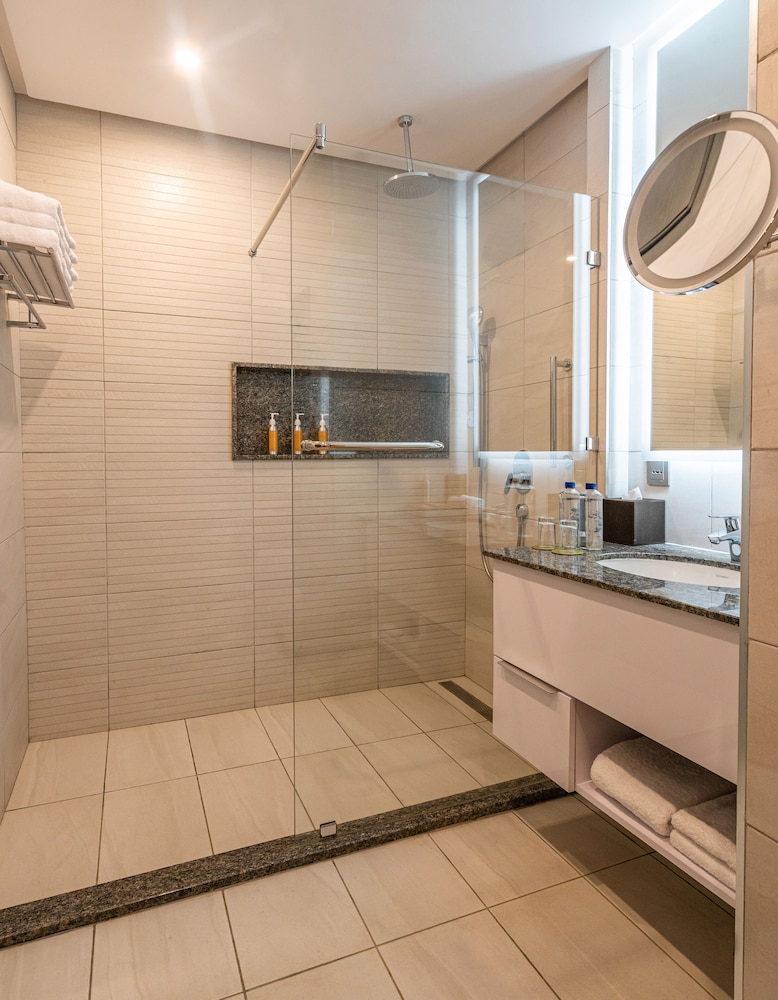 Executive Suite, 1 King Bed, Balcony (High Floor) - Photo 7