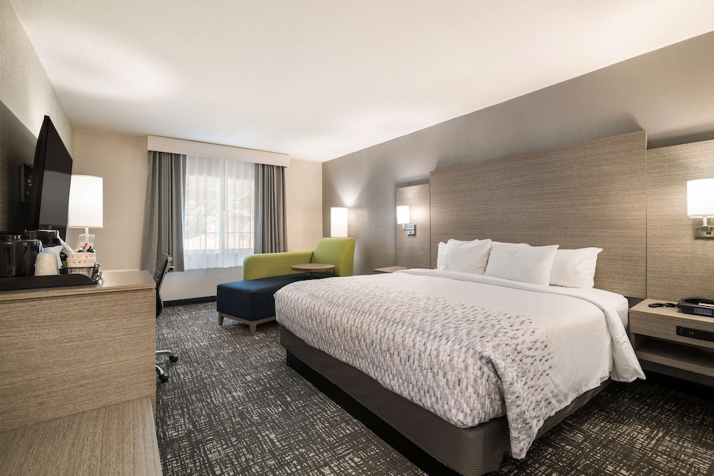 Standard Room, 1 King Bed, Non Smoking - Photo 3
