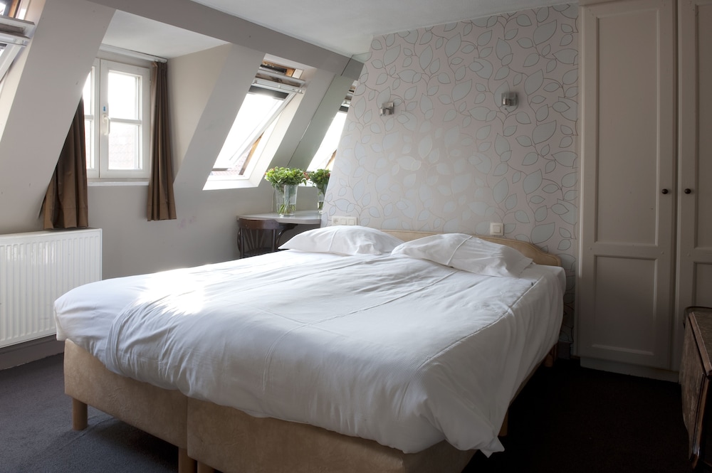 Double or Twin Room (Budget) - Photo 12