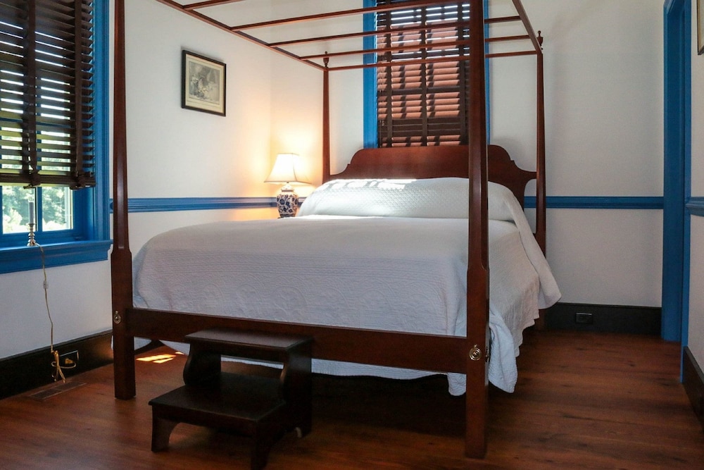 Room, 1 Queen Bed, Private Bathroom (Blue Room) photo 2
