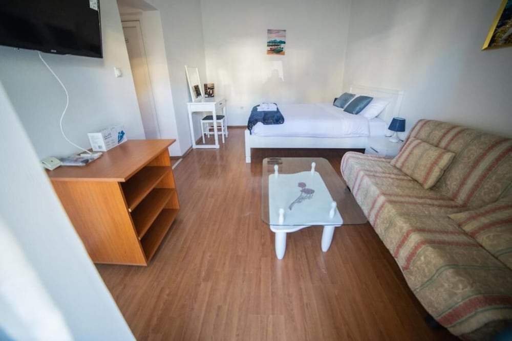 Basic Apartment - Photo 3