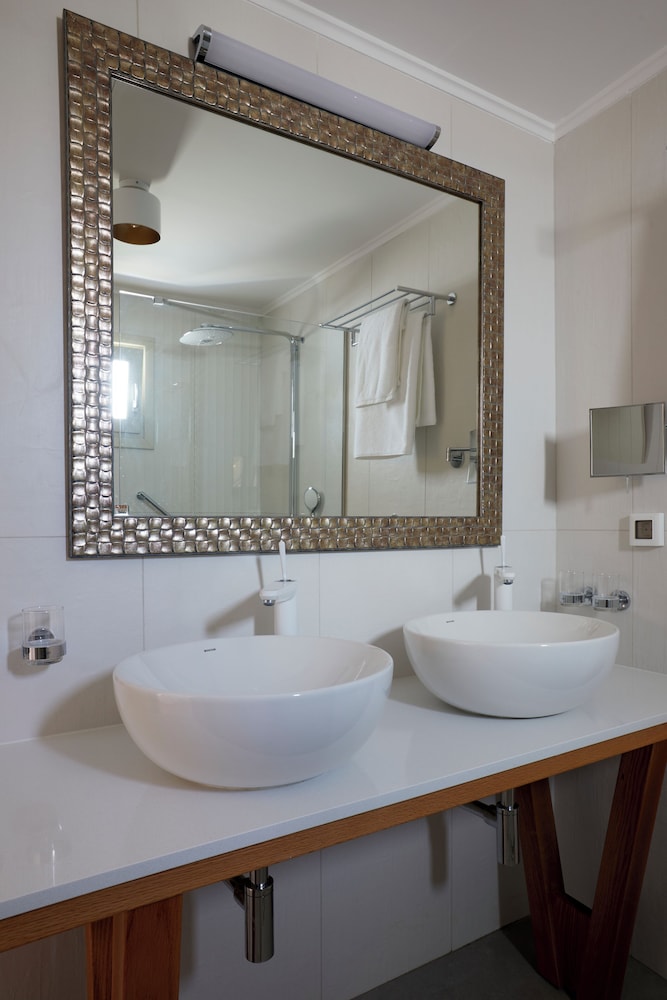Premium Suite, 1 King Bed, Pool View (Duplex) thumbnail 5
