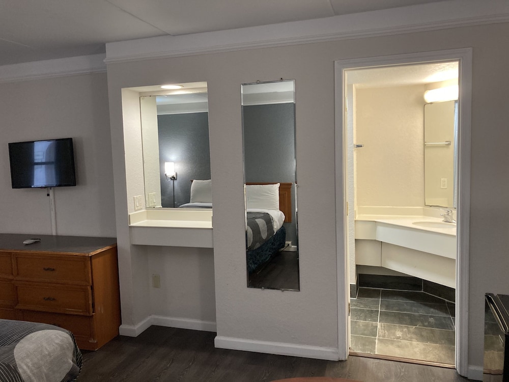 Deluxe Room, 1 King Bed, Non Smoking, Refrigerator & Microwave photo 2