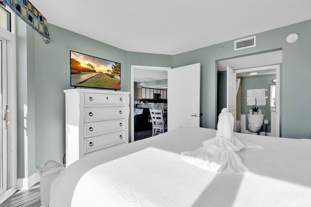 Signature Condo, 3 Bedrooms, Balcony, Ocean View photo 3