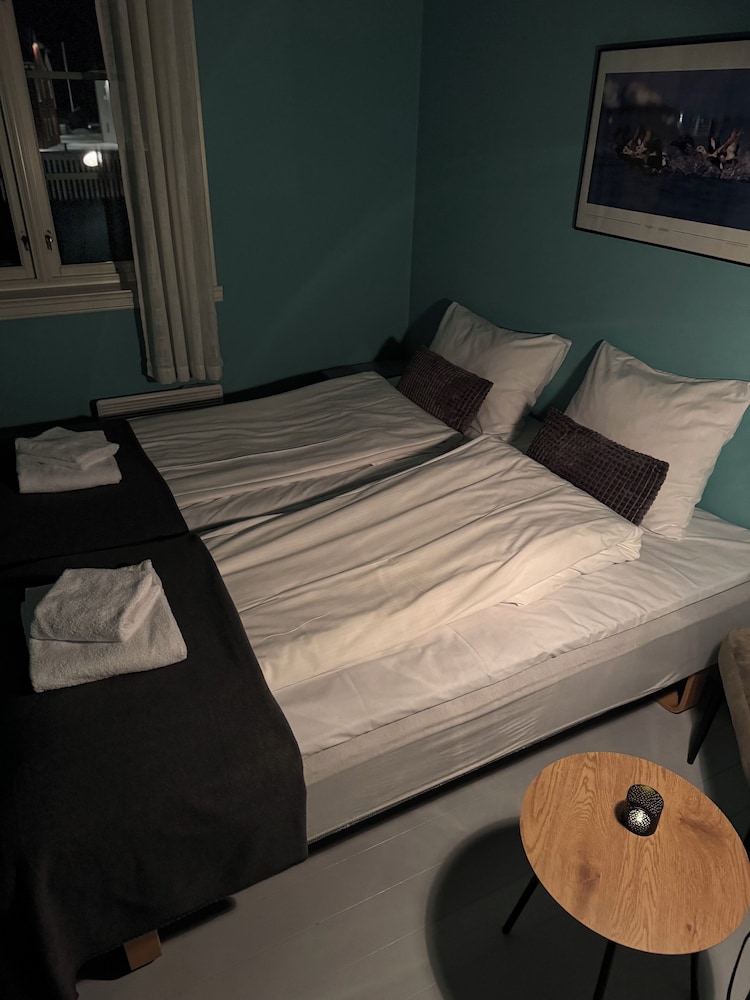Economy Double Room, 2 Twin Beds, Canal View (201) photo 2