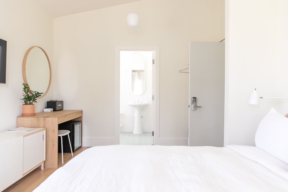 Deluxe Single Room, 1 King Bed, Non Smoking, Patio (Patio King) photo 2
