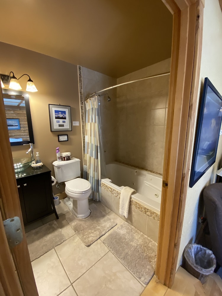 Traditional Quadruple Room, Multiple Beds, Jetted Tub photo 2