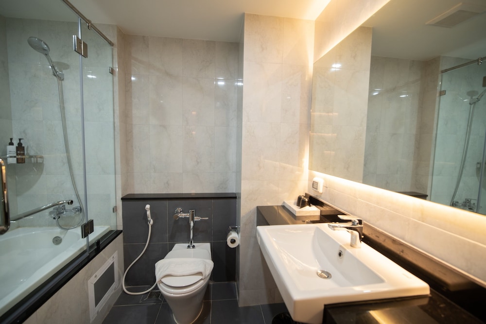 Deluxe Room, Bathtub - Photo 11