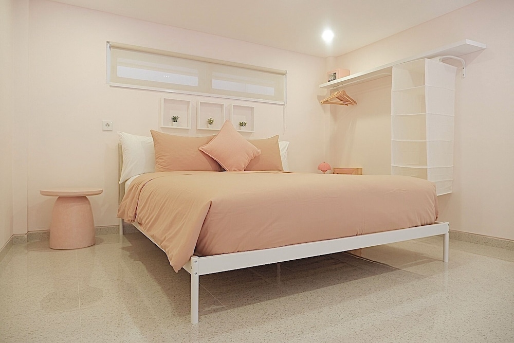 Comfort Studio, 1 King Bed with Sofa bed