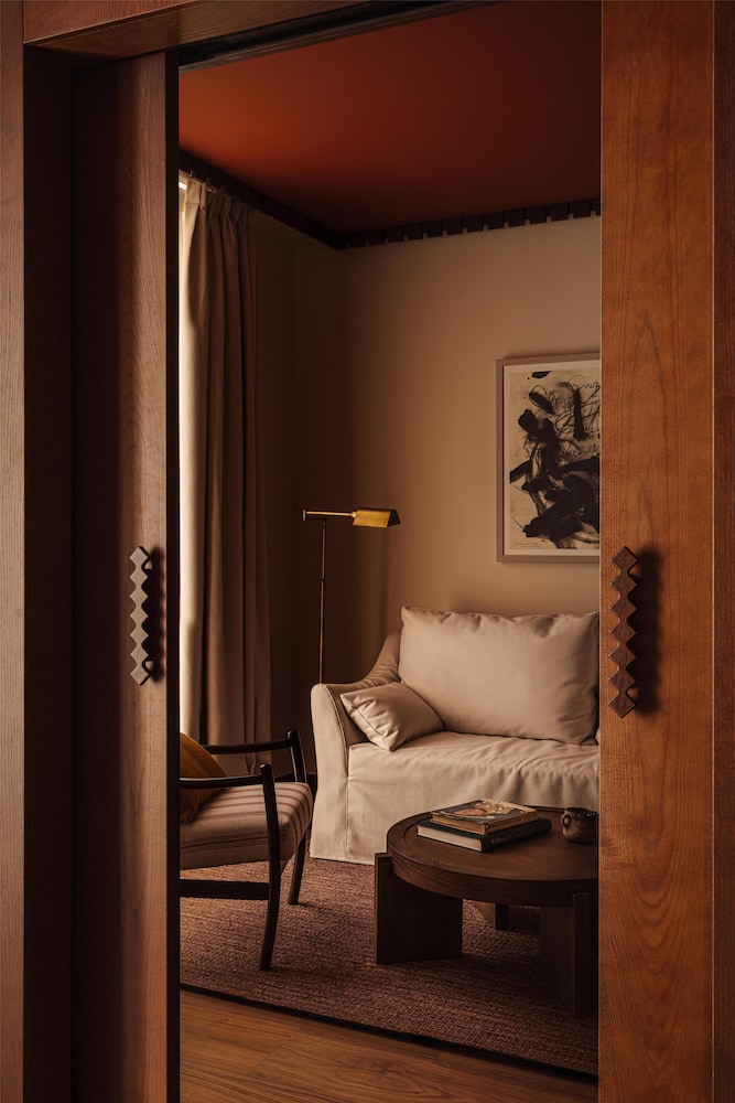 Suite, 1 King Bed (Leonor)