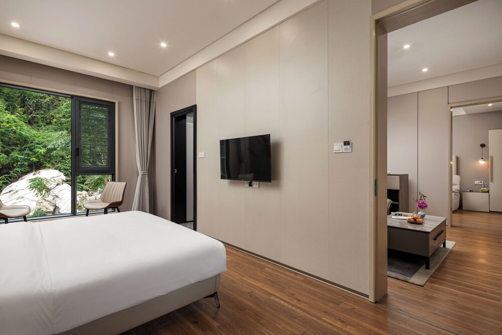 Suite with Lake View