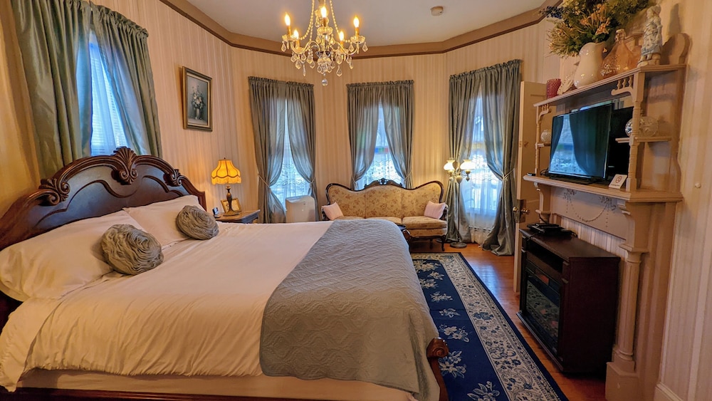 Romantic Suite, 1 King Bed, Jetted Tub photo 3