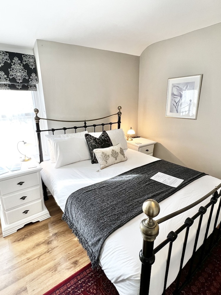 Deluxe Double Room, Ensuite photo 3