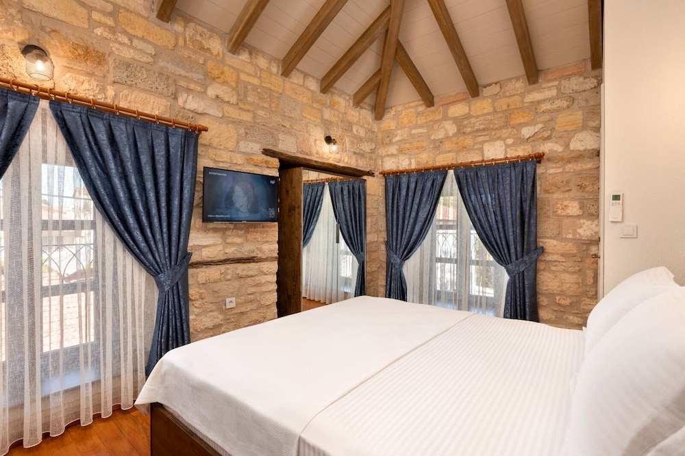 Family Room, 1 King Bed, Non Smoking, Courtyard View - Photo 3
