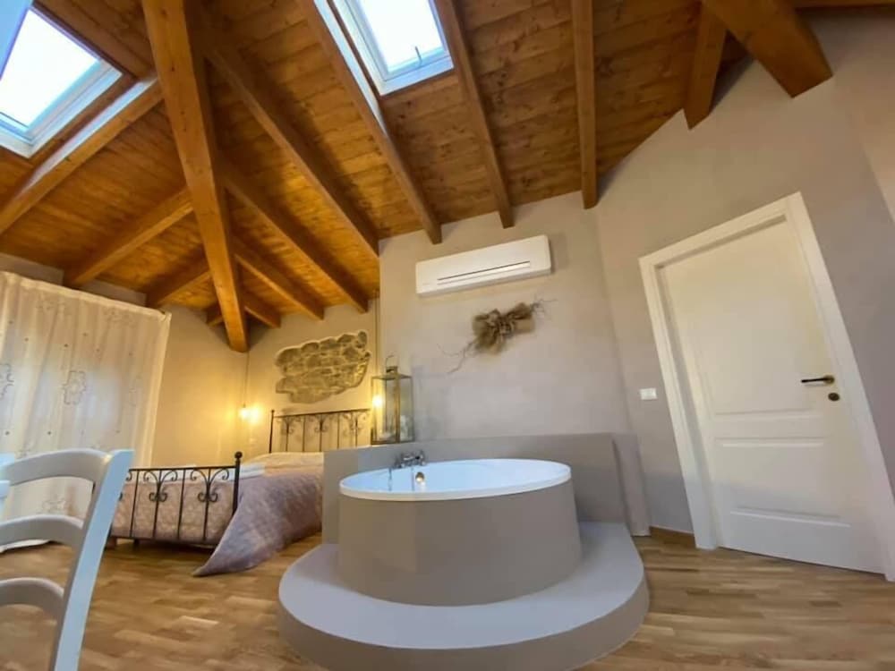 Deluxe Suite, Hill View