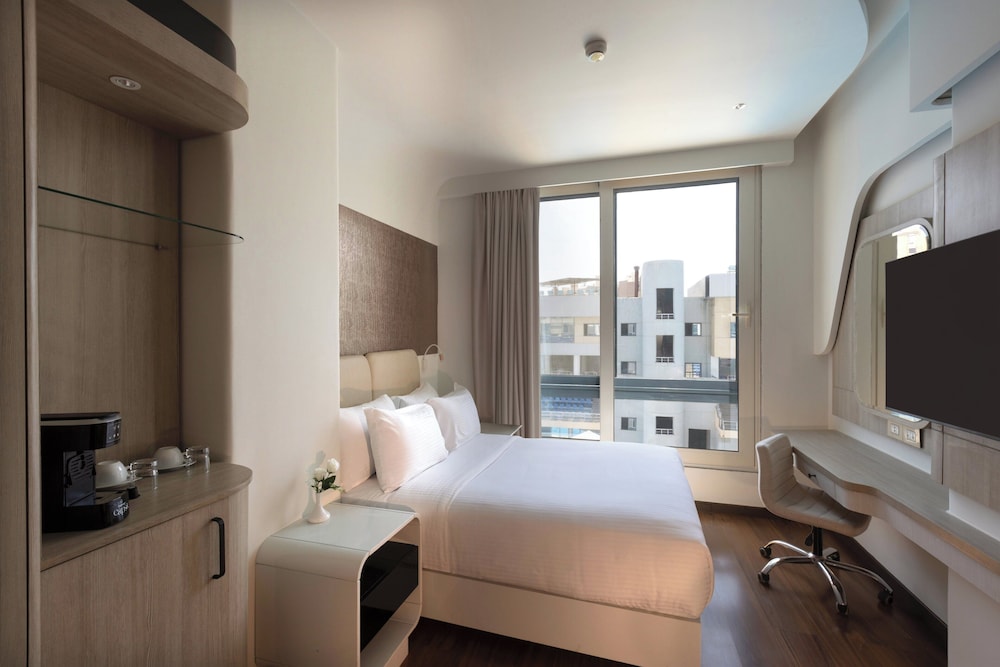 Standard Room, 1 King Bed, Pool View photo 1