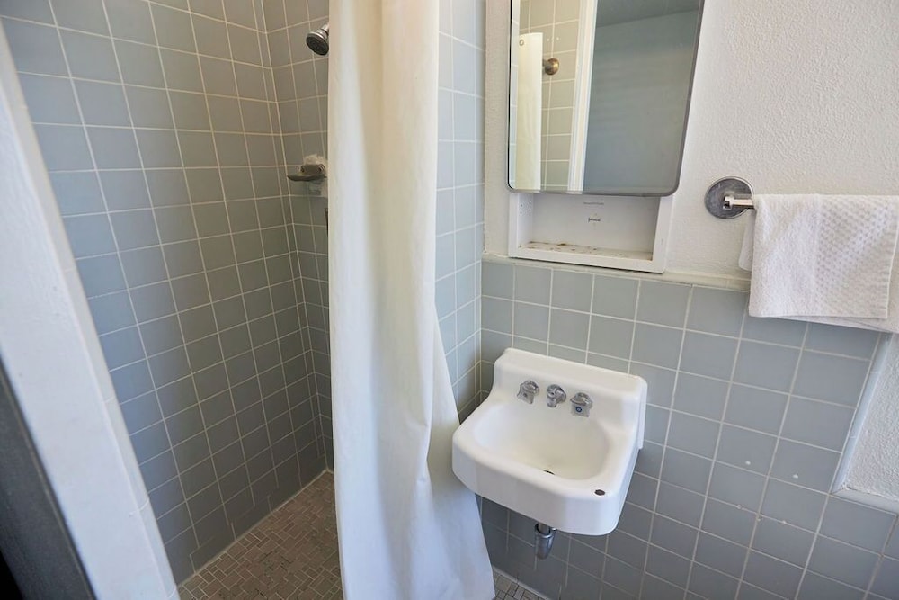 Basic Single Room, Mixed Dorm, Non Smoking, City View photo 3
